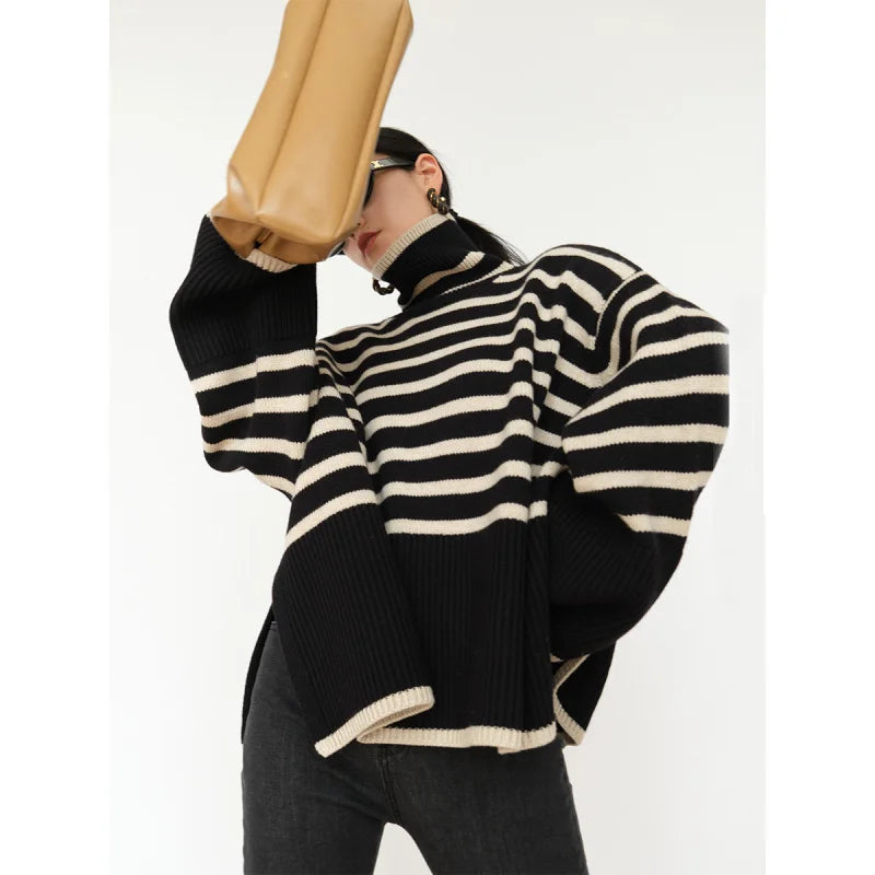Maglione dolcevita in cotone con righe diagonali marcate e orlo asimmetrico