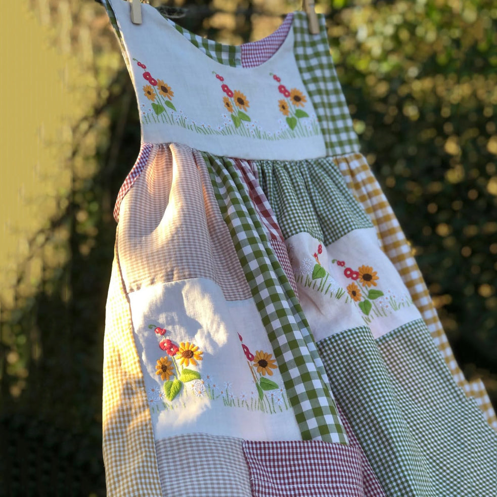 Women's Retro Plaid Pattern Floral Patch Pocket Sleeveless Dress artswardrobe