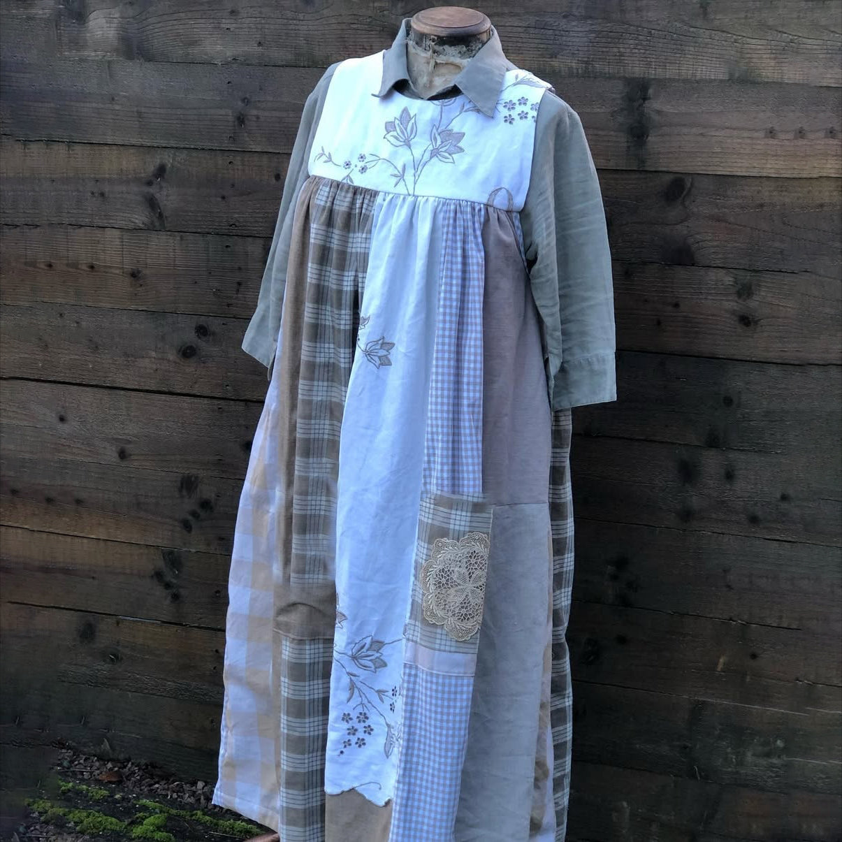 Women's Retro Plaid Pattern Floral Patch Art Sleeveless Linen Dress artswardrobe