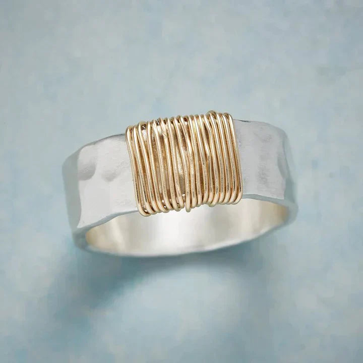 Oro Anello bellissimo con stile unico