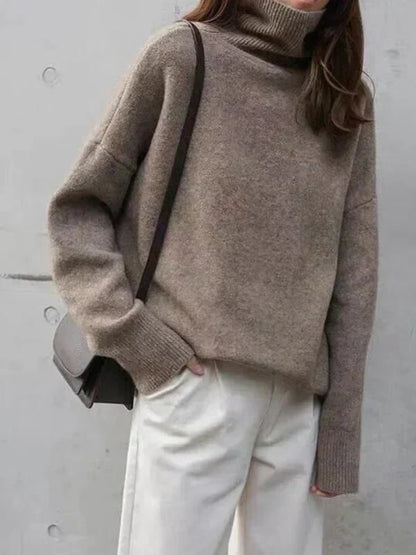 Maglione dolcevita in misto cashmere dalla silhouette minimalista, colore talpa