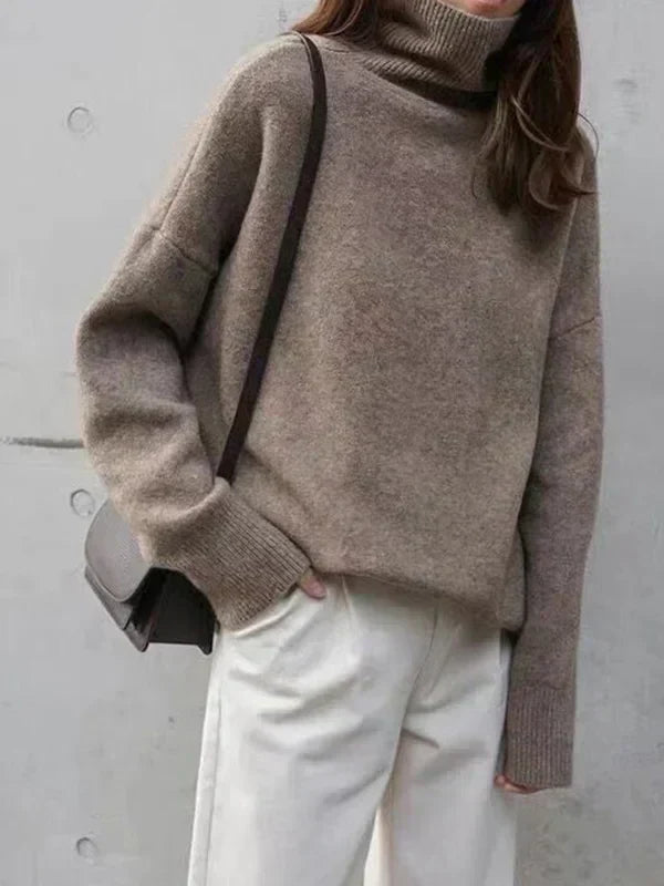 Maglione dolcevita in misto cashmere dalla silhouette minimalista, colore talpa