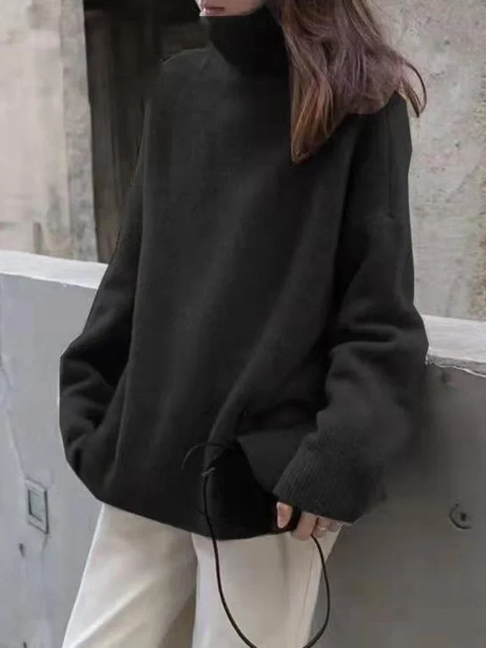 Maglione dolcevita in misto cashmere dalla silhouette minimalista, colore talpa