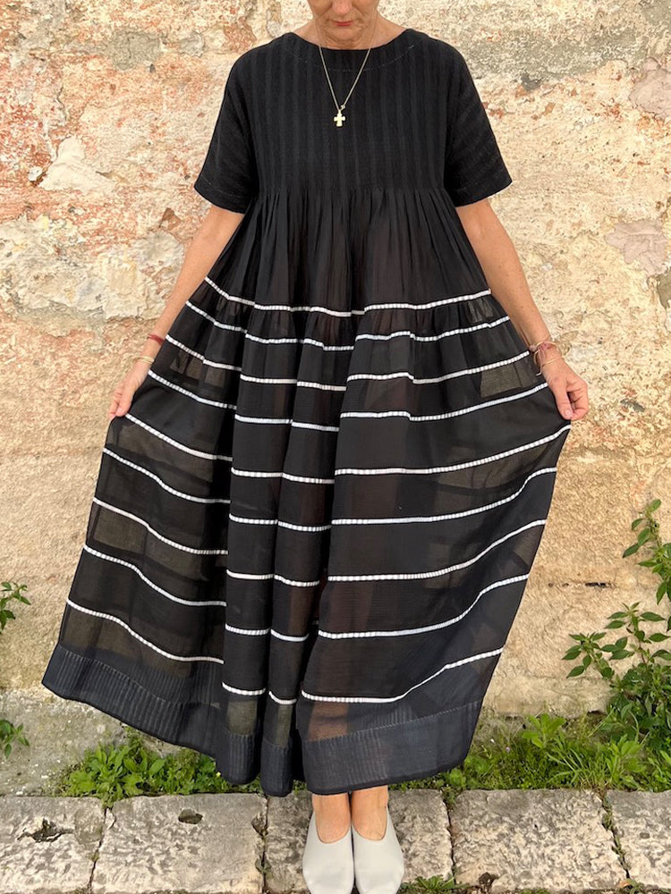 Vestito dal design curato