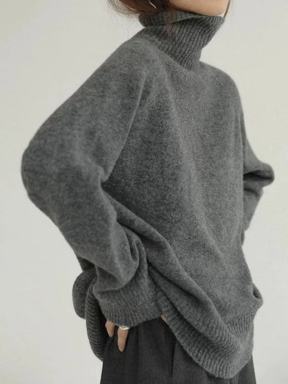 Maglione dolcevita in misto cashmere dalla silhouette minimalista, colore talpa