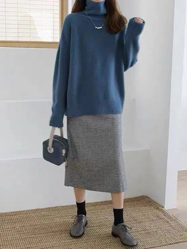 Maglione dolcevita in misto cashmere dalla silhouette minimalista, colore talpa