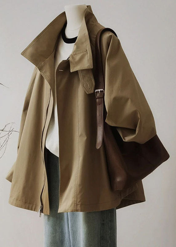 Trench francese color kaki con colletto alla Peter Pan, zip e patchwork, maniche lunghe