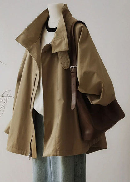 Trench francese color kaki con colletto alla Peter Pan, zip e patchwork, maniche lunghe