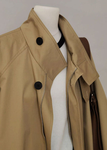 Trench francese color kaki con colletto alla Peter Pan, zip e patchwork, maniche lunghe