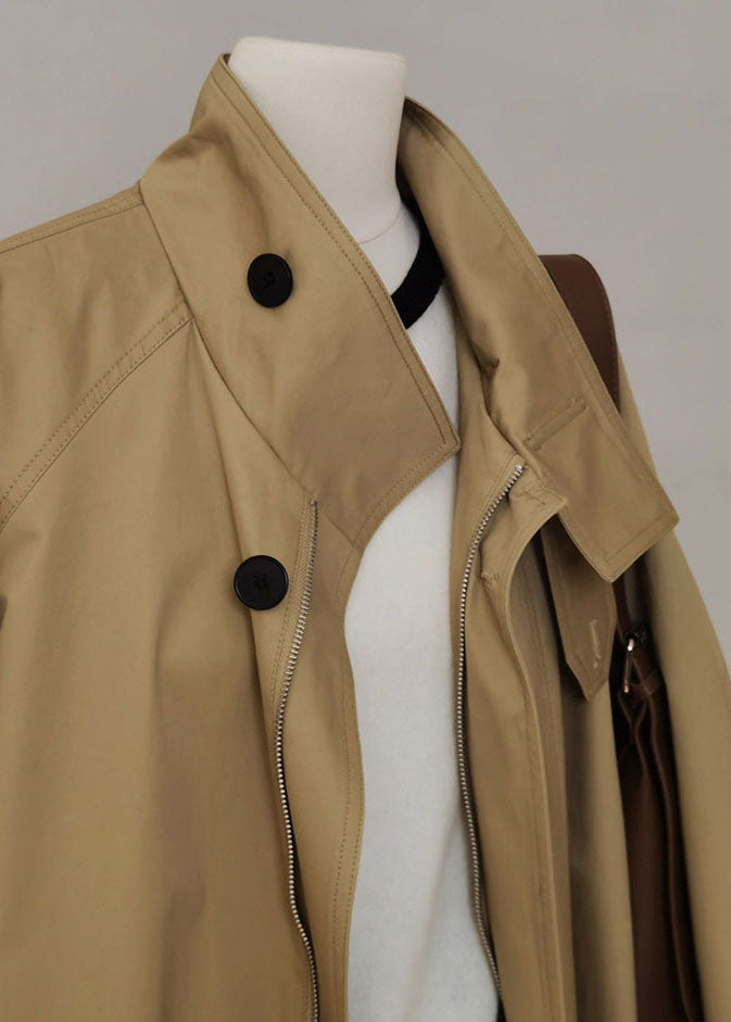 Trench francese color kaki con colletto alla Peter Pan, zip e patchwork, maniche lunghe