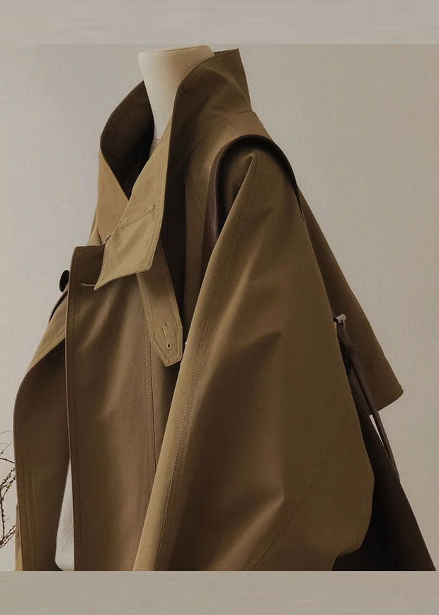 Trench francese color kaki con colletto alla Peter Pan, zip e patchwork, maniche lunghe