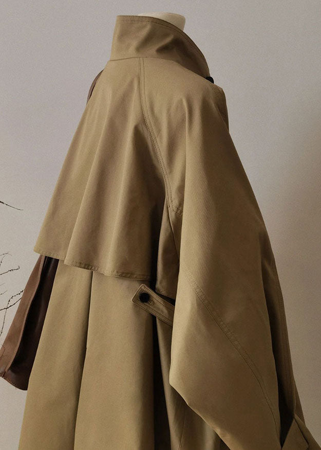 Trench francese color kaki con colletto alla Peter Pan, zip e patchwork, maniche lunghe