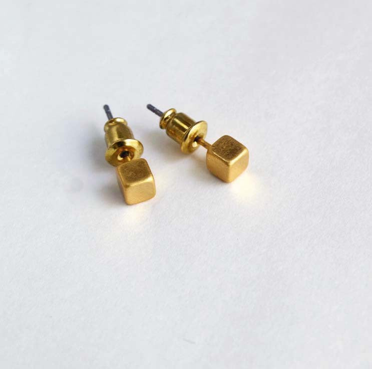 Oro Orecchino bellissimo con stile unico