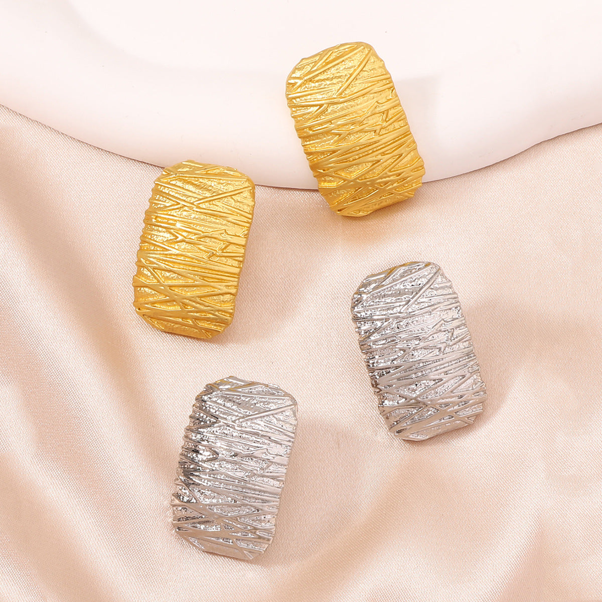 Orecchino artigianale delicato