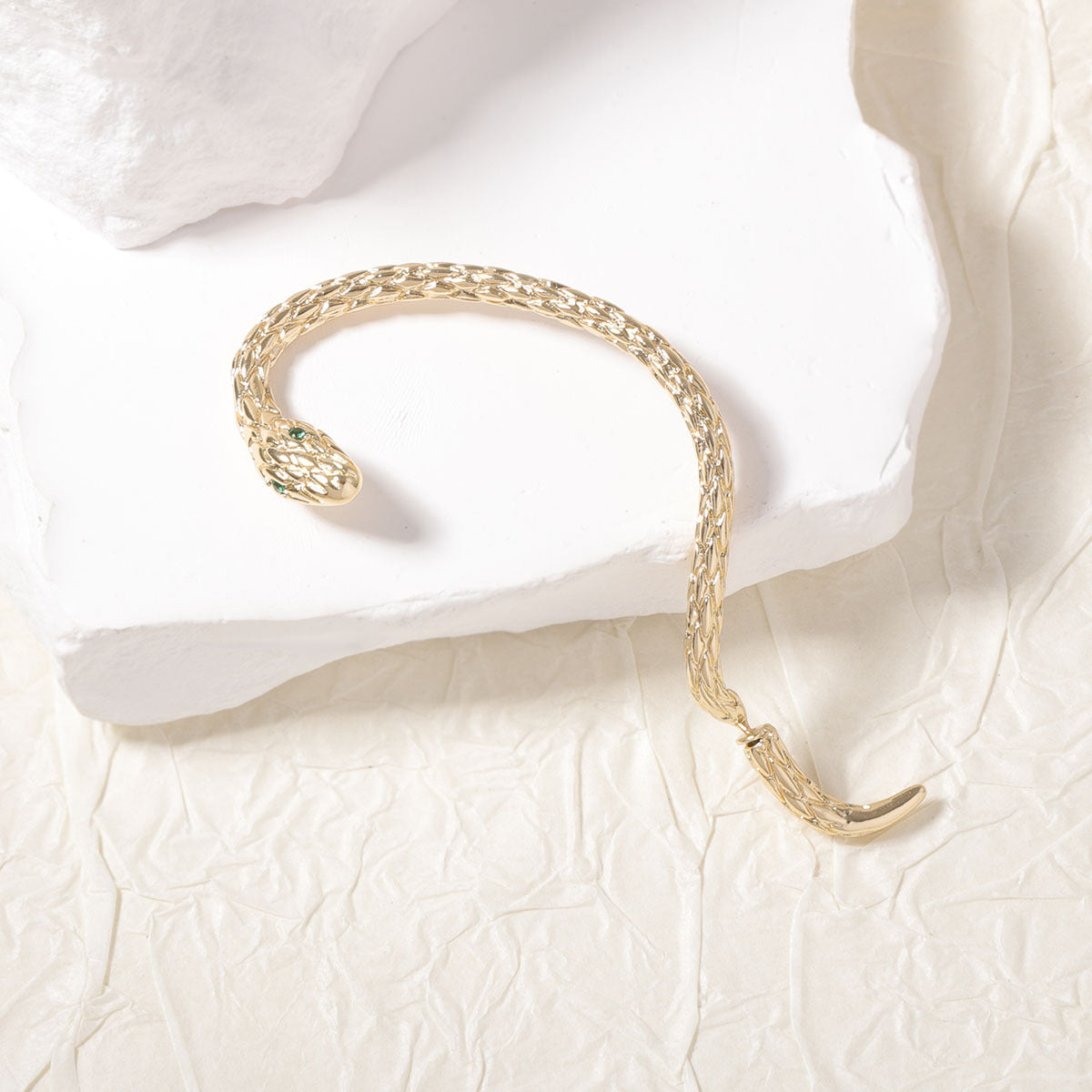 Orecchino artigianale delicato