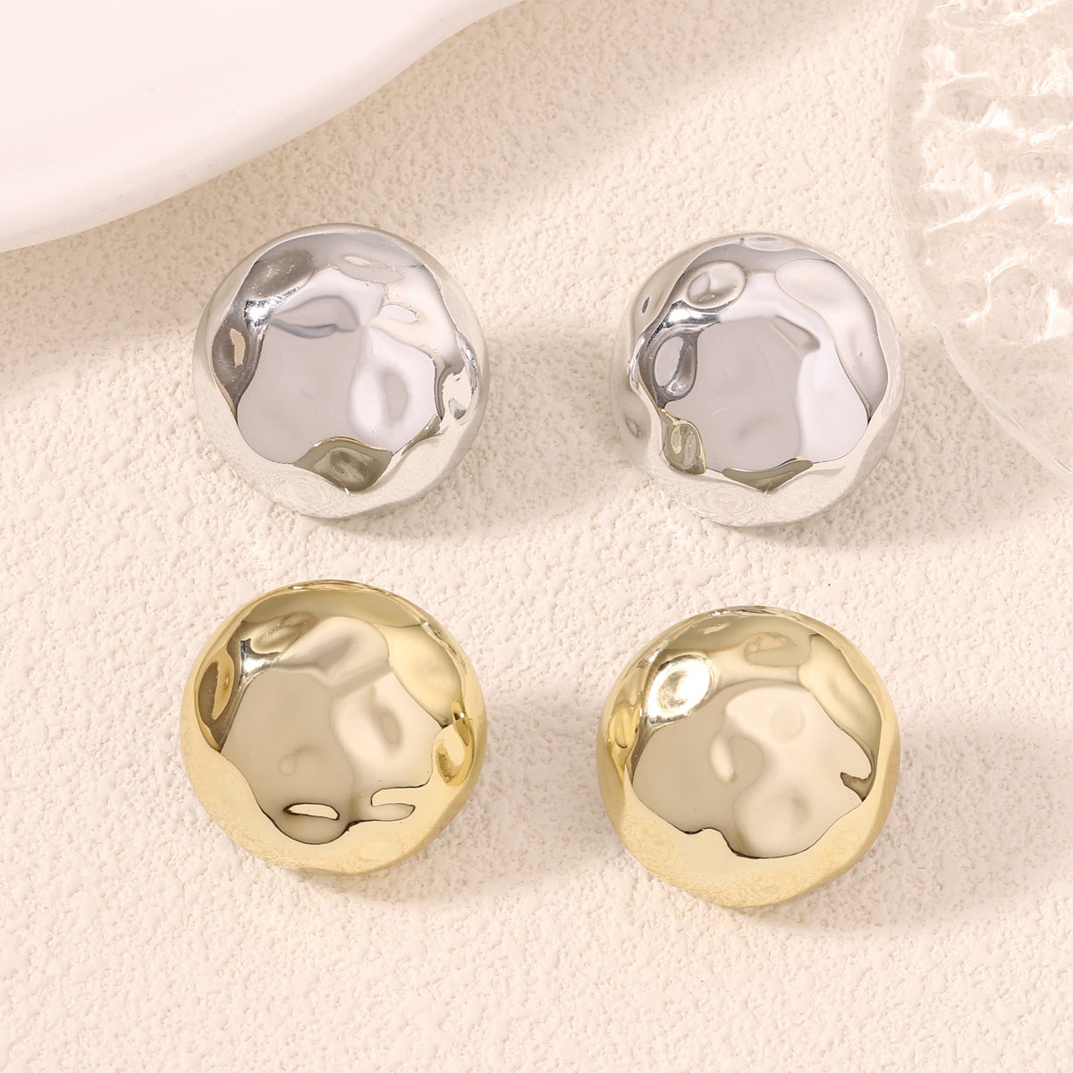 Orecchino artigianale delicato