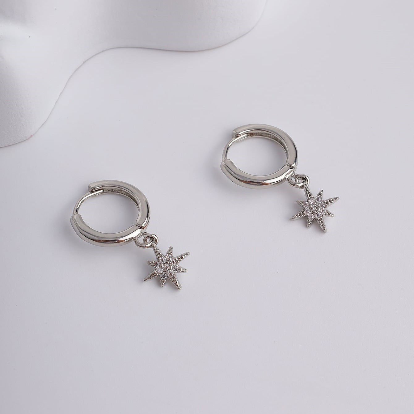 Orecchino artigianale delicato