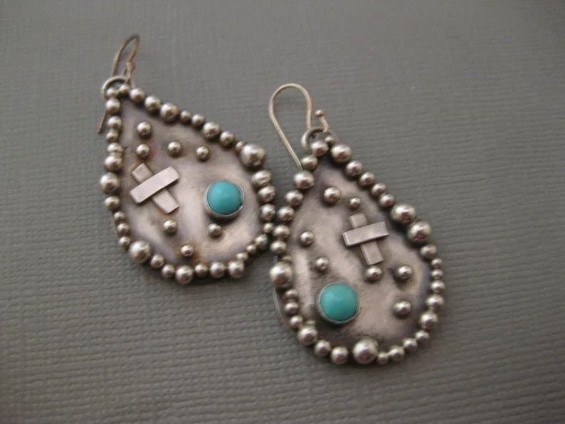 Orecchino artigianale delicato