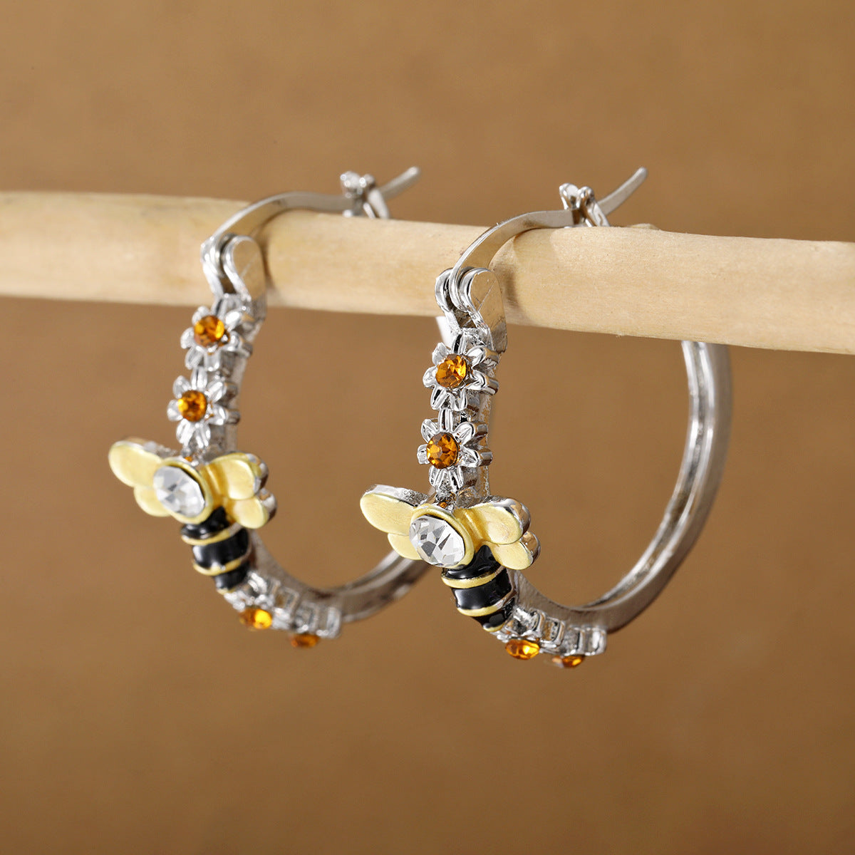 Orecchino artigianale delicato