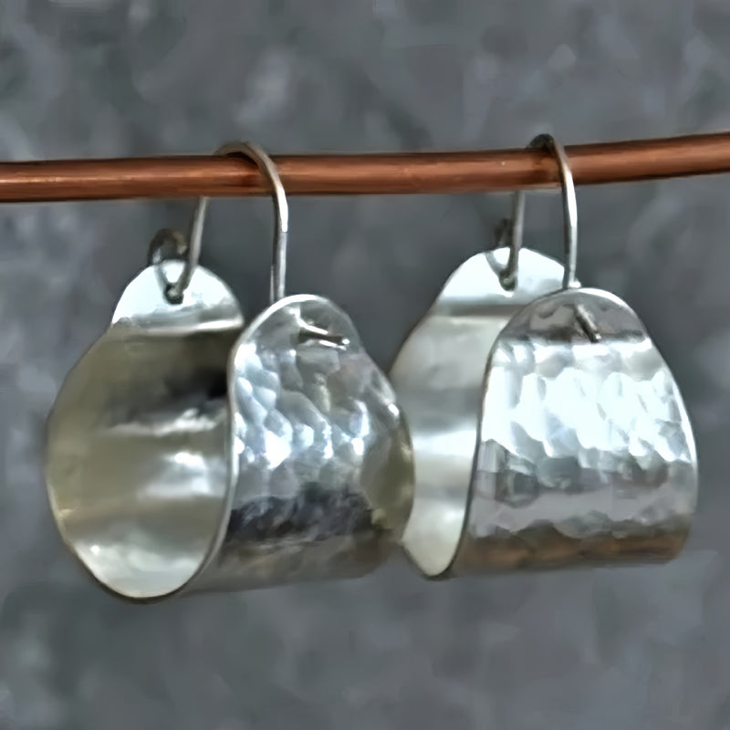 Orecchino artigianale delicato