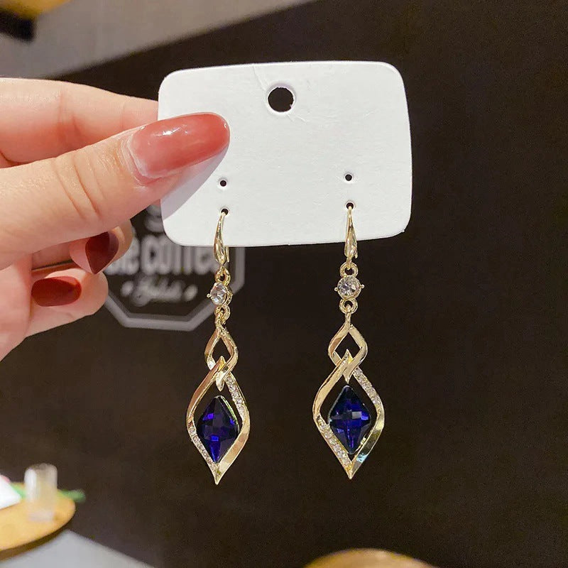 Orecchino artigianale delicato