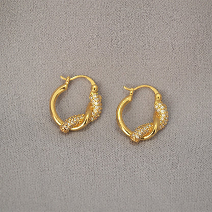 Oro Orecchino bellissimo con stile unico