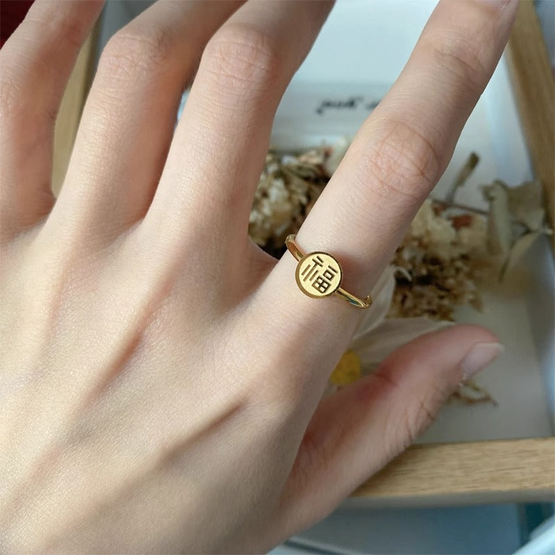 Anello bellissimo con stile unico