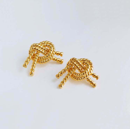 Oro Orecchino bellissimo con stile unico