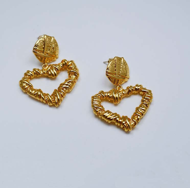 Oro Orecchino bellissimo con stile unico