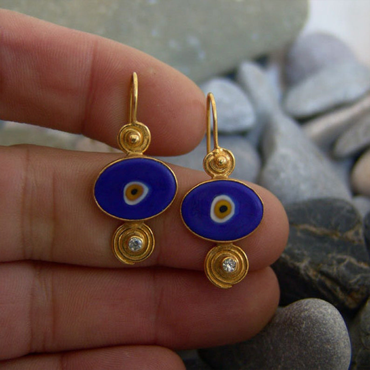 Orecchino artigianale delicato