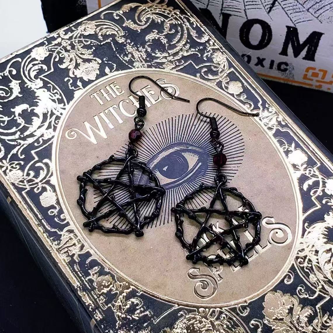 Orecchino artigianale delicato