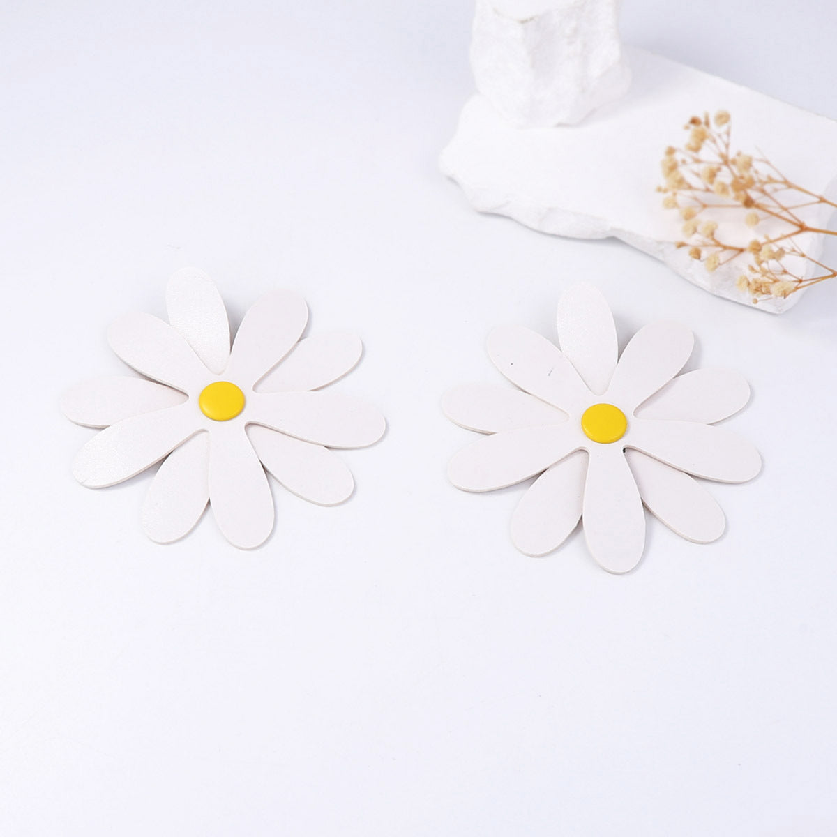 Orecchino artigianale delicato