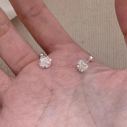 Orecchino artigianale delicato