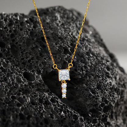 Gioiello artigianale delicato