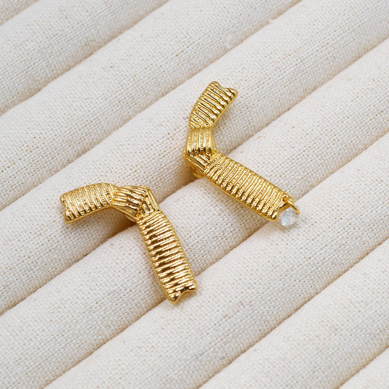 Oro Orecchino bellissimo con stile unico