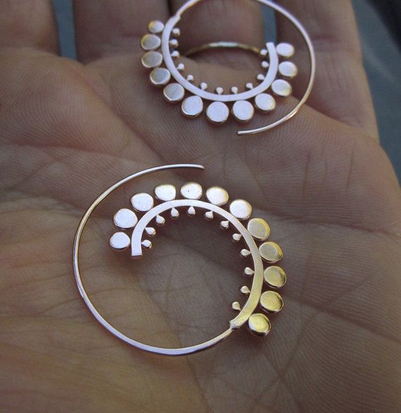 Orecchino artigianale delicato