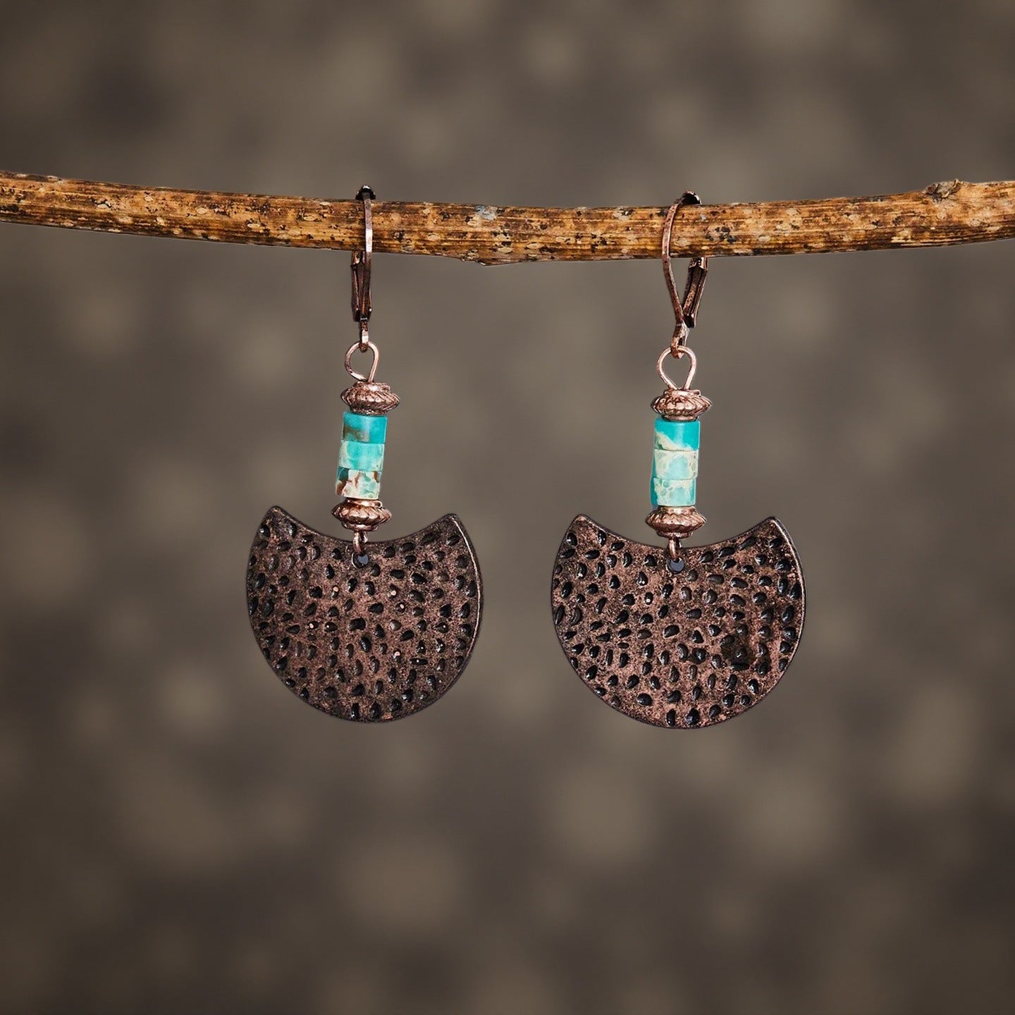 Orecchino artigianale delicato