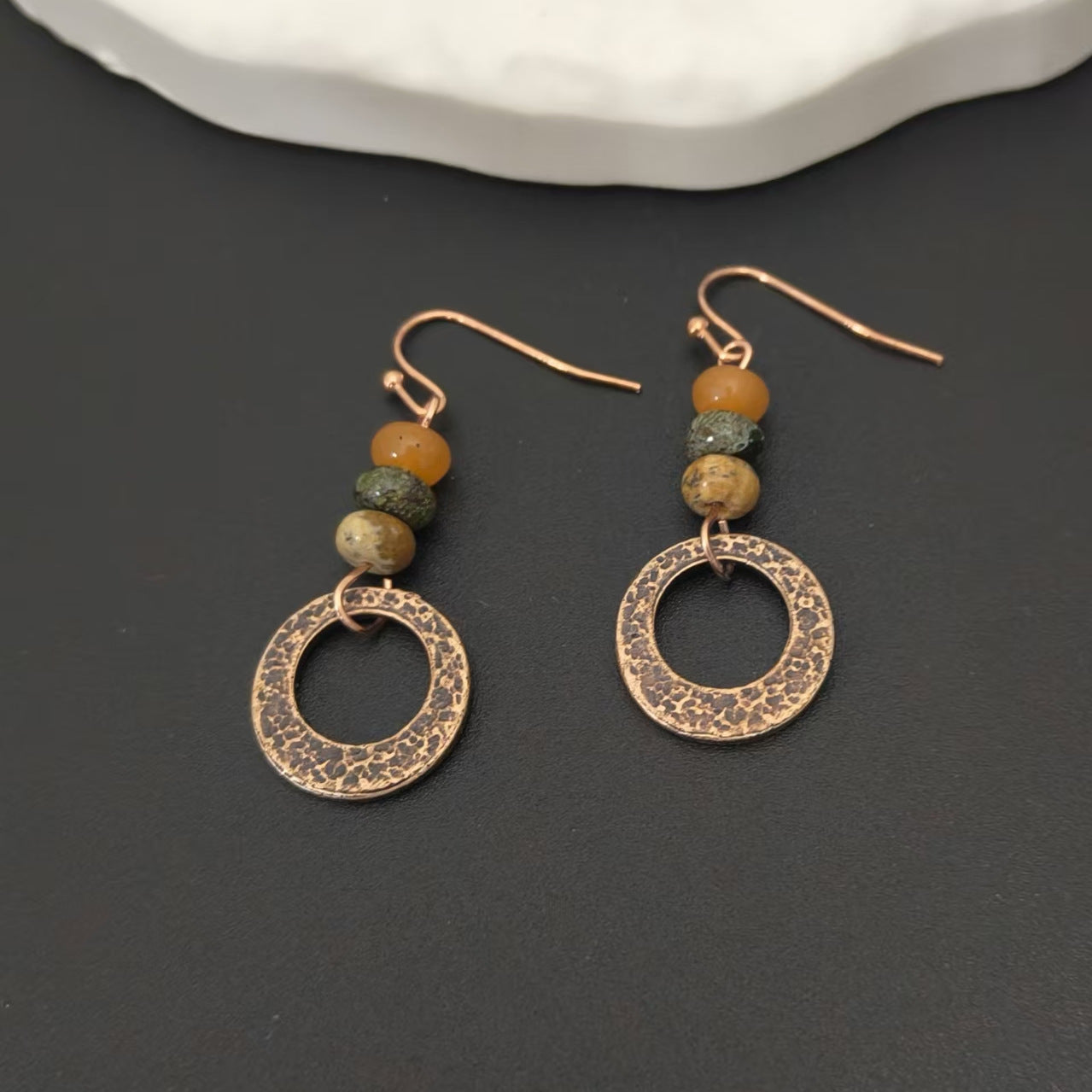 Orecchino artigianale delicato