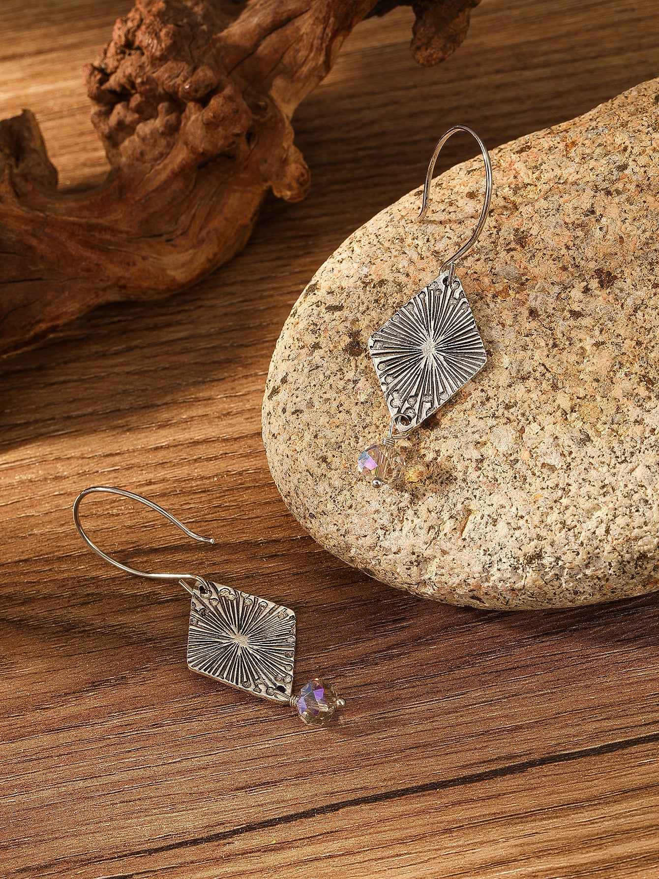 Orecchino artigianale delicato