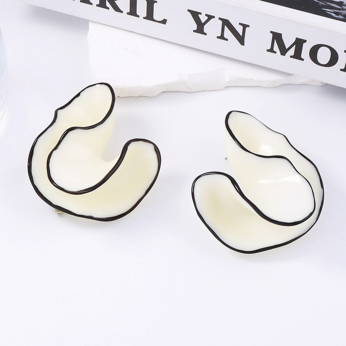 Orecchino artigianale delicato