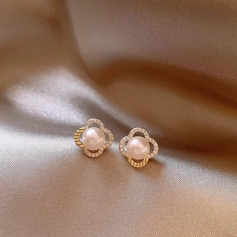 Perla Orecchino classico dal fascino senza tempo