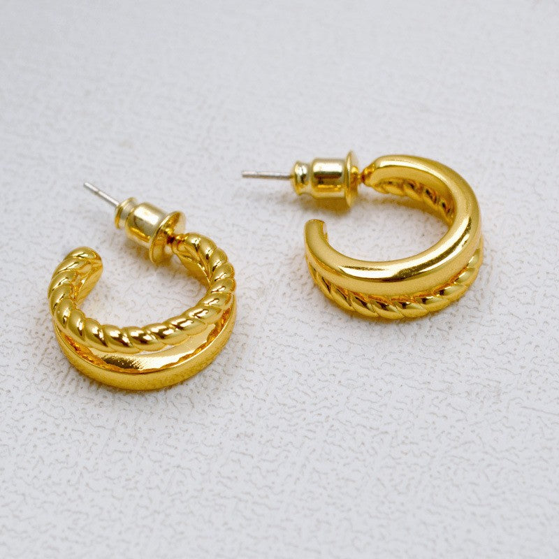 Oro Orecchino bellissimo con stile unico