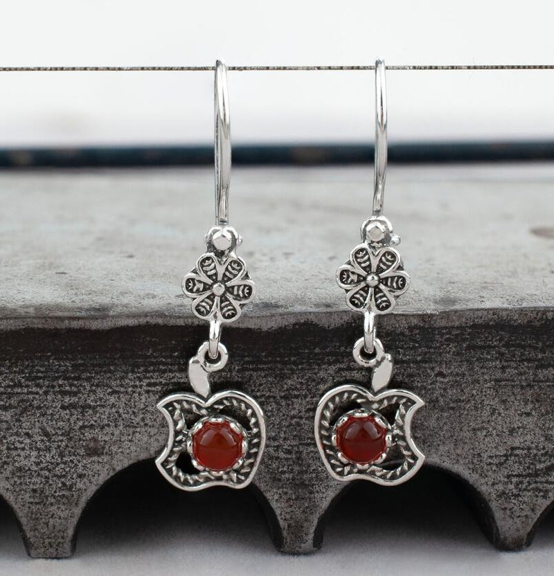 Orecchino artigianale delicato