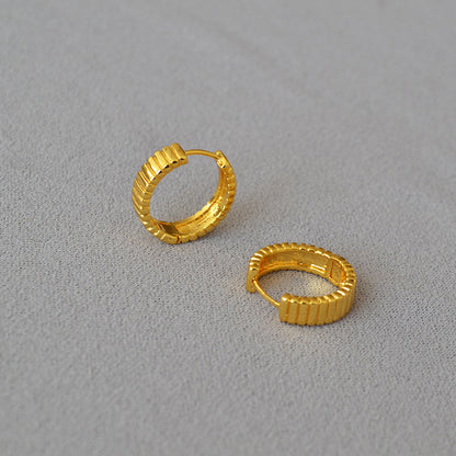 Oro Orecchino artigianale delicato