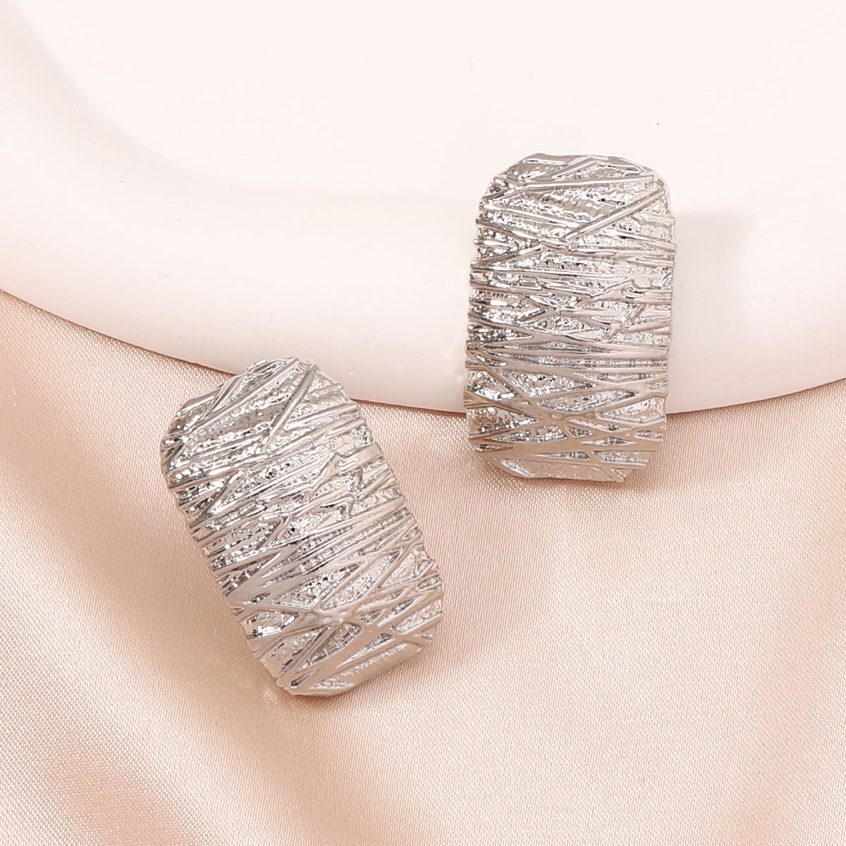 Orecchino artigianale delicato