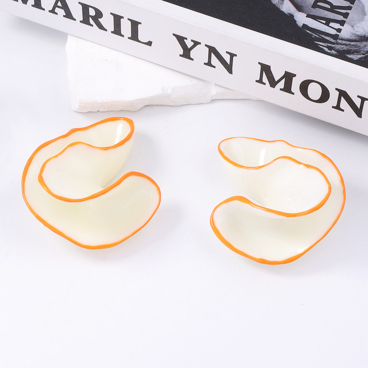 Orecchino artigianale delicato