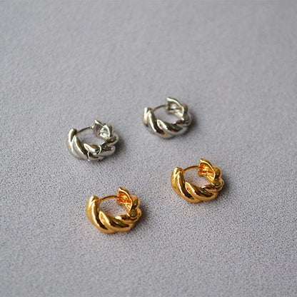 Oro Orecchino bellissimo con stile unico