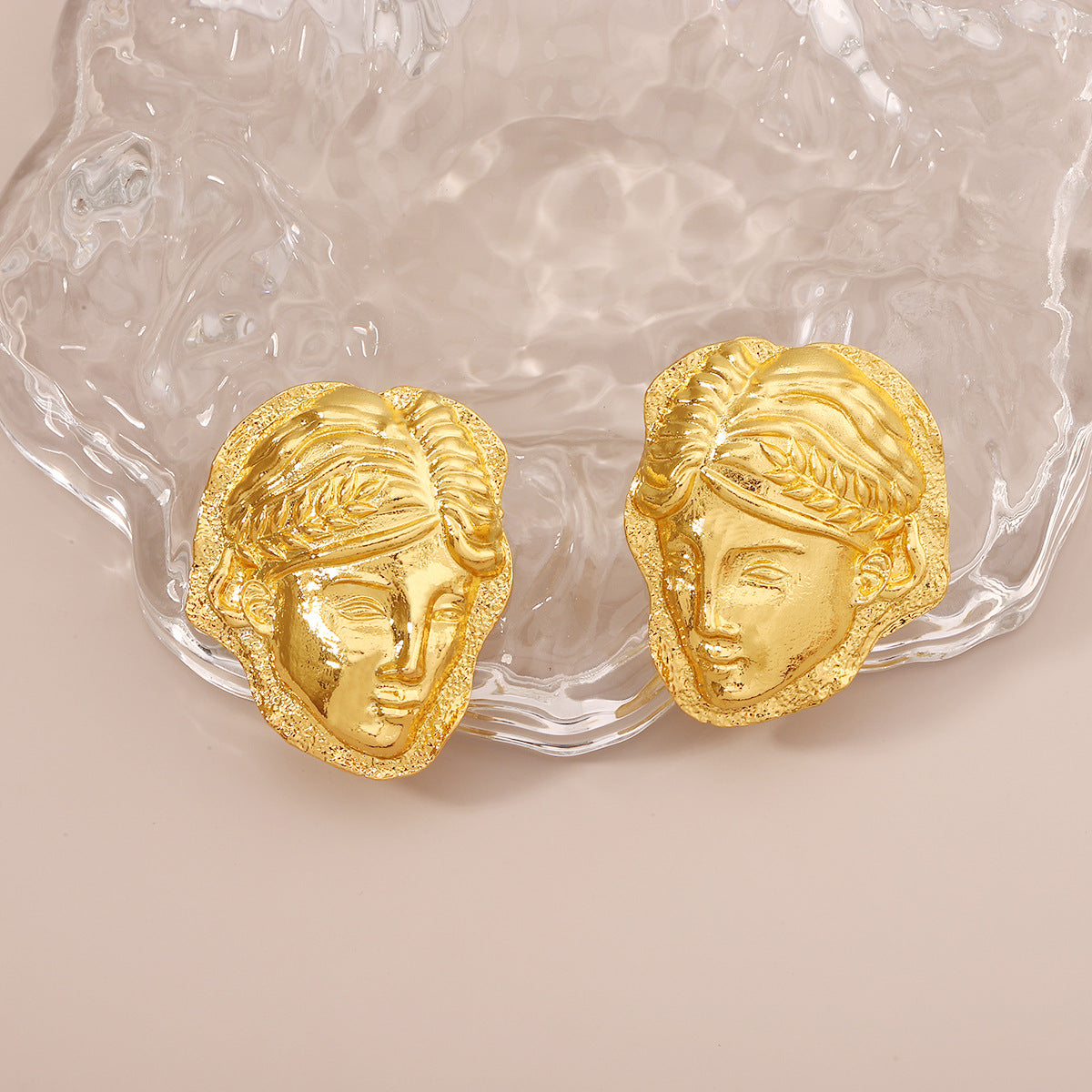 Orecchino artigianale delicato