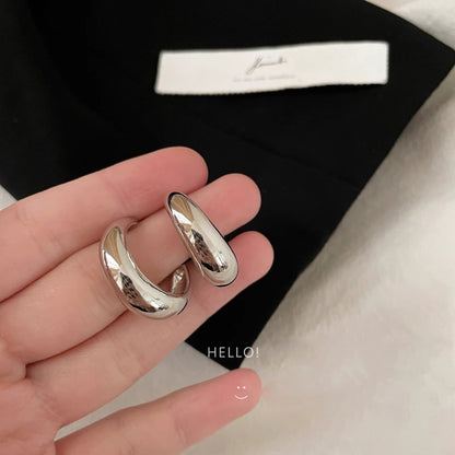 Orecchino artigianale delicato