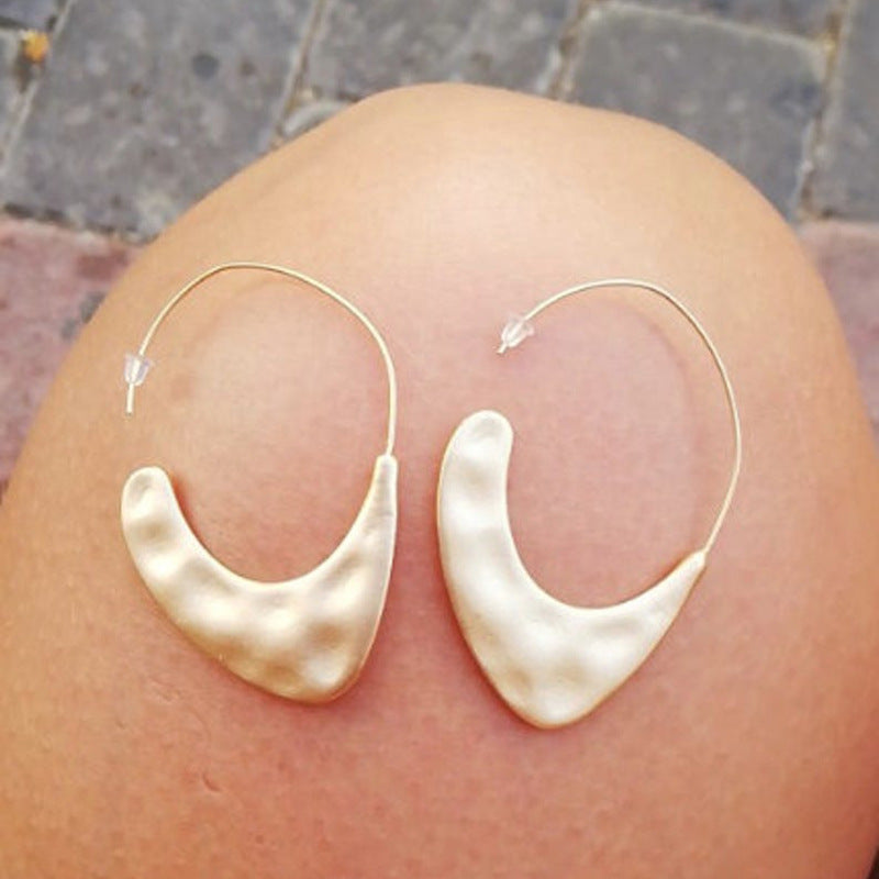 Orecchino artigianale delicato